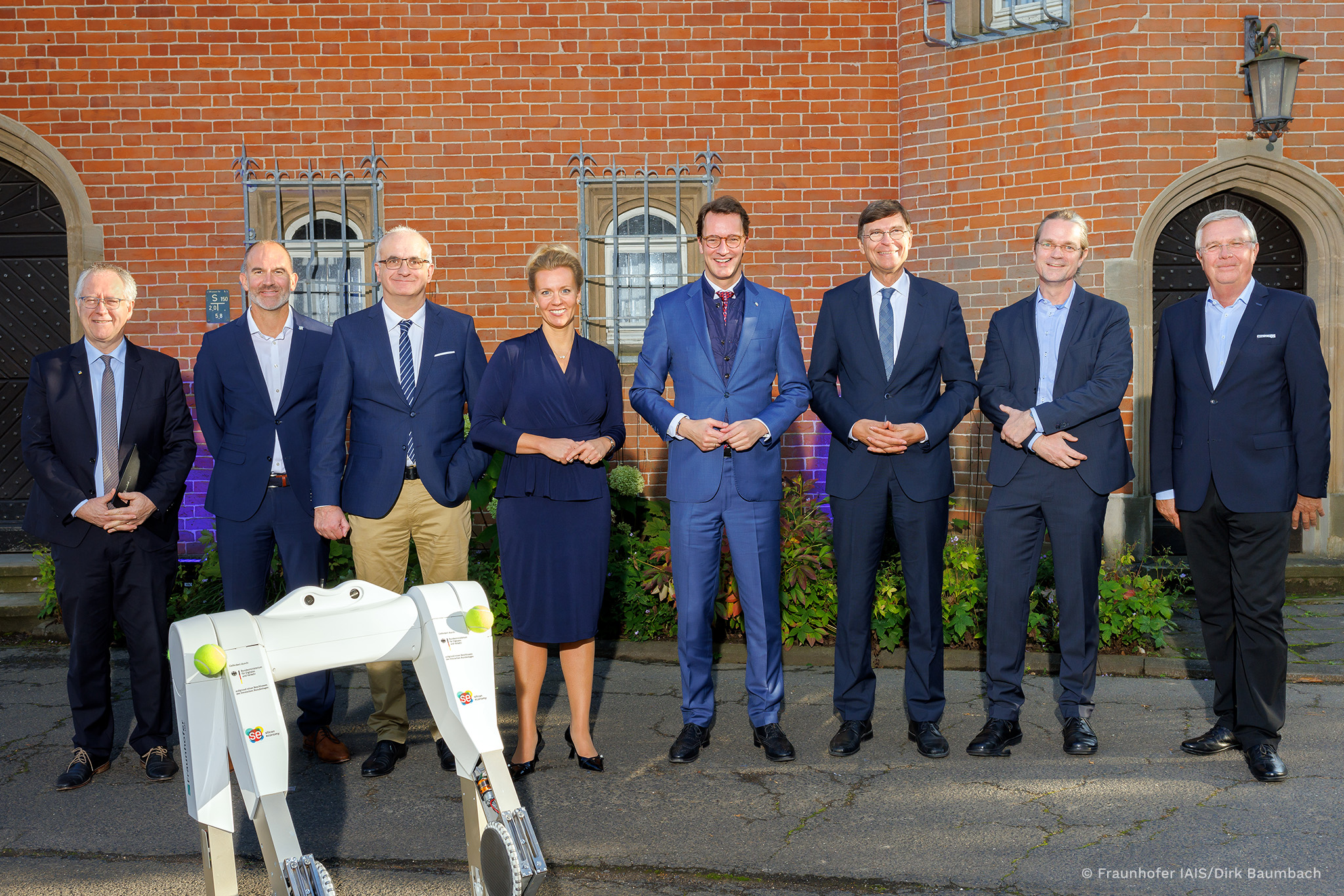 Leading players from politics, business and science came together for the ceremonial opening of the Lamarr Institute. Among them (from left) Prof. Dr. Dr. h. c. Michael Hoch, Dr. Raoul Klingner, Prof. Dr. Manfred Bayer, NRW Science Minister Ina Brandes, NRW Minister President Hendrik Wüst MdL, Prof. Dr. Stefan Wrobel, Prof. Dr. Christian Bauckhage and Prof. Dr. Dr. h. c. Michael ten Hompel.