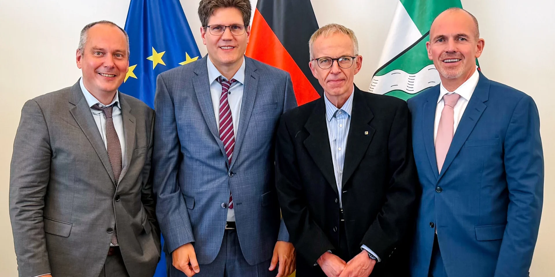 (c) Universtitätsklinikum Bonn (UKB) 25 million euros for AI cancer research in Bonn: (from left) Prof. Dr. Bernd Weber, Prof. Dr. Michael Hölzel, Prof. Dr. Jürgen Bajorath and Prof. Dr. Uwe Reuter at the launch of AI4CancerCure.NRW at the State Chancellery of North Rhine-Westphalia