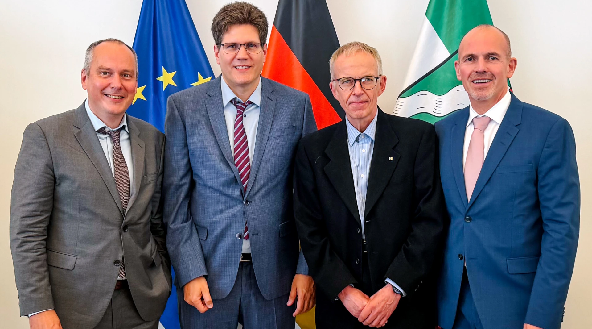 25 million euros for AI cancer research in Bonn: (from left) Prof. Dr. Bernd Weber, Prof. Dr. Michael Hölzel, Prof. Dr. Jürgen Bajorath and Prof. Dr. Uwe Reuter at the launch of AI4CancerCure.NRW at the State Chancellery of North Rhine-Westphalia
